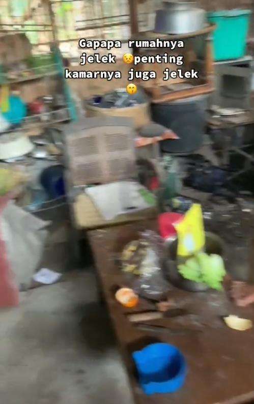 Viral rumah jelek tapi kamarnya estetik.