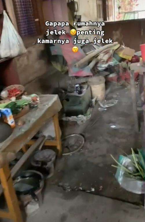 Viral rumah jelek tapi kamarnya estetik.