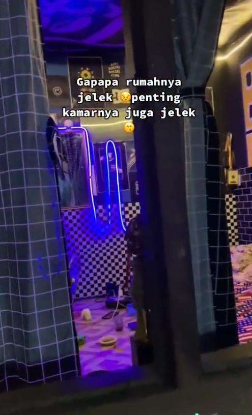 Viral rumah jelek tapi kamarnya estetik.