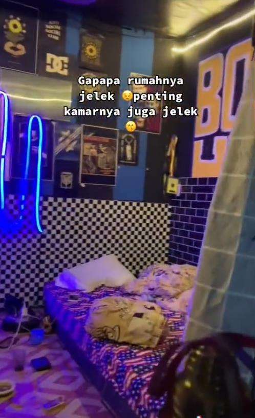 Viral rumah jelek tapi kamarnya estetik.