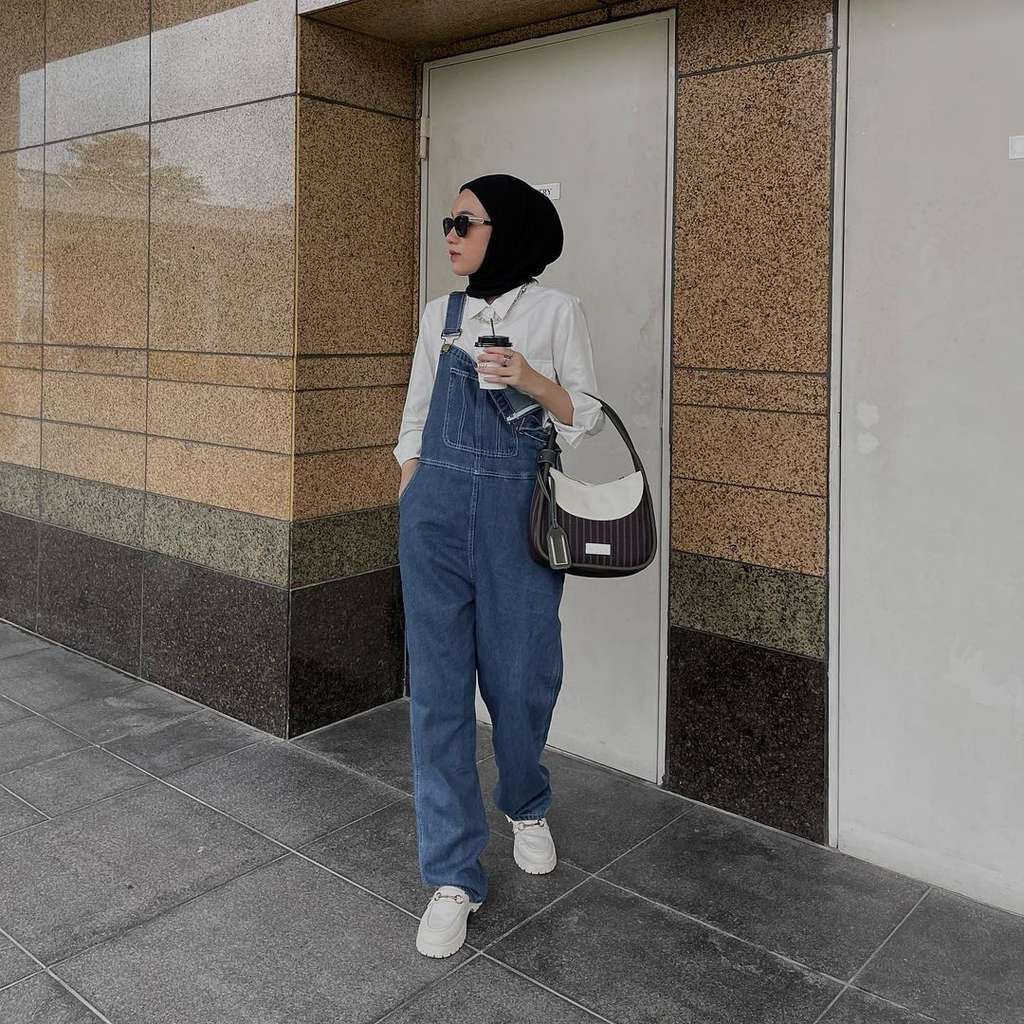 Jumpsuit dan kemeja putih