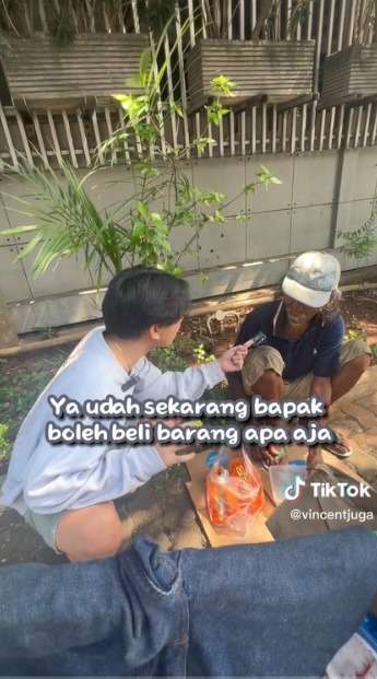 Momen Haru Seorang Bapak Pertama Kali Ke Minimarket, Dibelanjain Cuma Ambil Secukupnya Saja