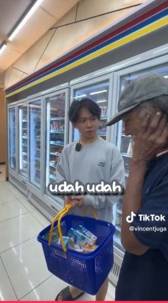 Momen Haru Seorang Bapak Pertama Kali Ke Minimarket, Dibelanjain Cuma Ambil Secukupnya Saja