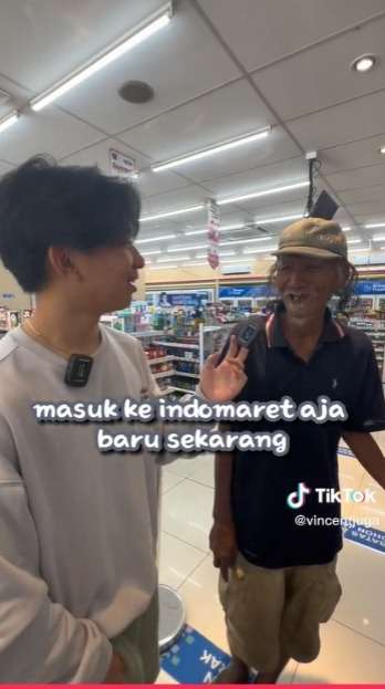 Momen Haru Seorang Bapak Pertama Kali Ke Minimarket, Dibelanjain Cuma Ambil Secukupnya Saja