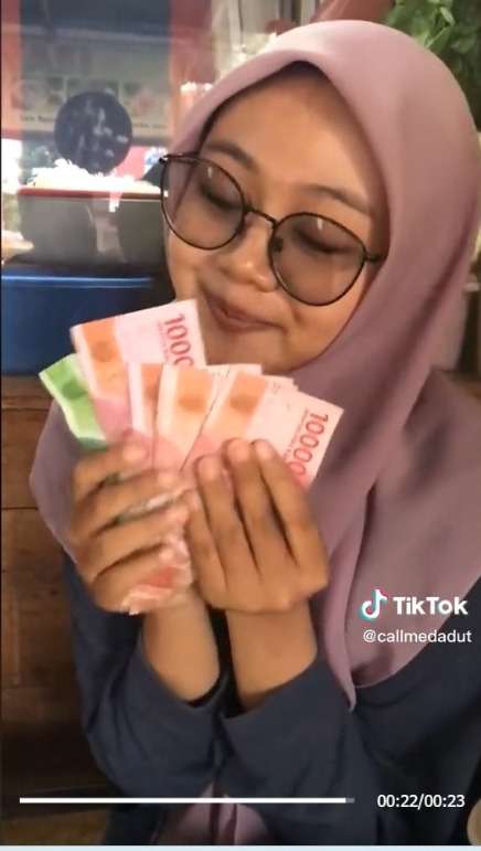 Guru Honorer Unboxing Gaji 2 Bulan, Segini isi Amplopnya