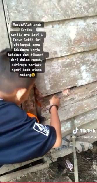 Sedih! Ditinggal Bekerja, Bayi Dikurung Sendirian ini Haus Diberi Minum Anak Kecil dari Sela-Sela Tembok Rumah Kayunya
