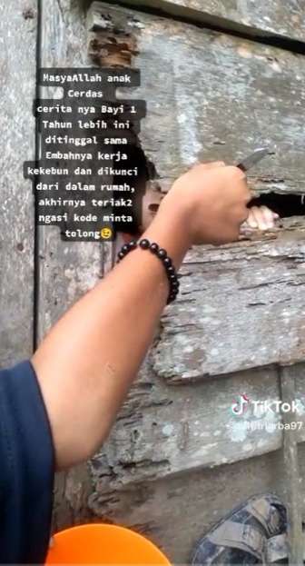 Sedih! Ditinggal Bekerja, Bayi Dikurung Sendirian ini Haus Diberi Minum Anak Kecil dari Sela-Sela Tembok Rumah Kayunya
