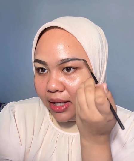 Memakai Brow Pomade