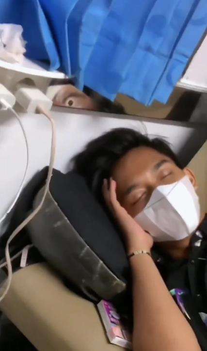 Video penampakan sosok aneh di jendela kereta api.