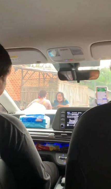 Emak-emak kompleks ngerumpi di jalan.