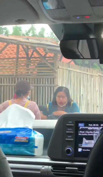 Emak-emak kompleks ngerumpi di jalan.