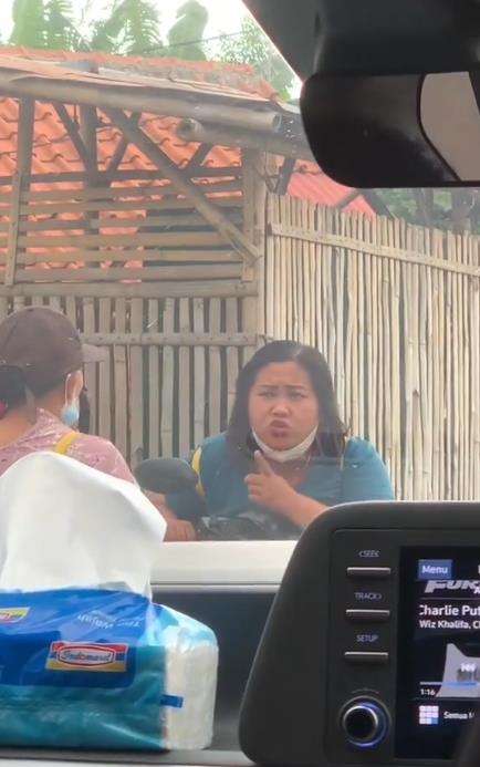 Emak-emak kompleks ngerumpi di jalan.