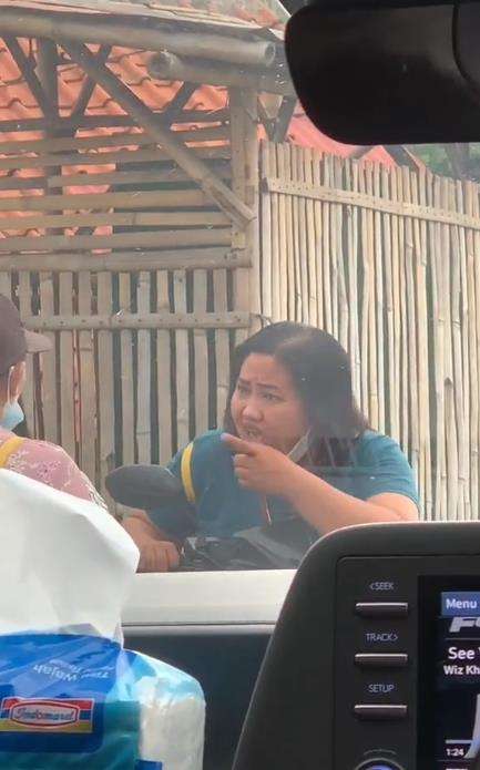 Emak-emak kompleks ngerumpi di jalan.