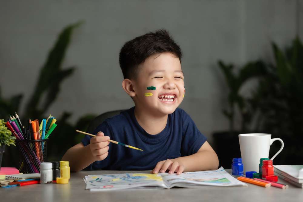 Anak menggambar