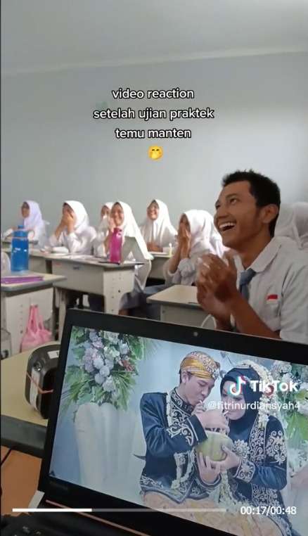 Nobar Video Ujian Praktek Menikah, Reaksi Siswa Sekelas Bikin Senyum-Senyum Sendiri