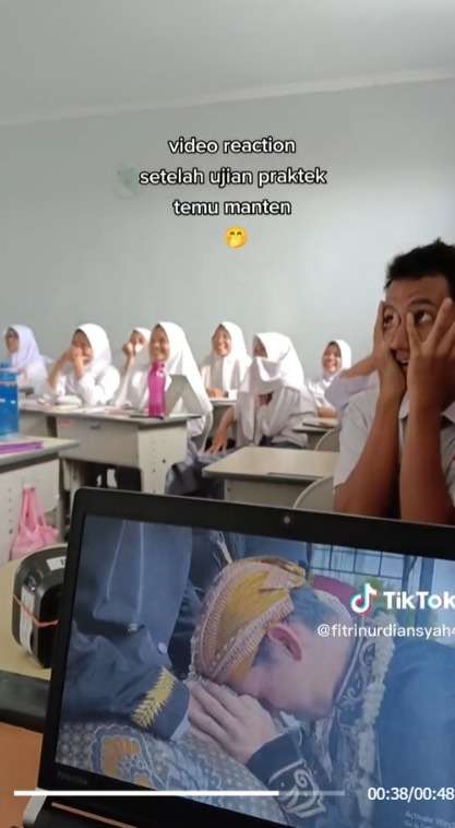 Nobar Video Ujian Praktek Menikah, Reaksi Siswa Sekelas Bikin Senyum-Senyum Sendiri
