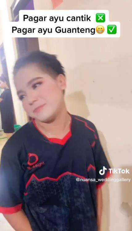 Cewek tomboy dimakeup jadi pagar ayu malah bikin pangling.