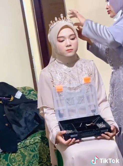 Cewek tomboy dimakeup jadi pagar ayu malah bikin pangling.