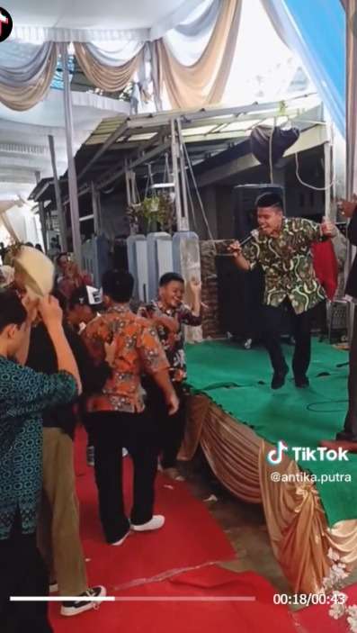 Begini Jadinya Kalau Undang Murid ke Nikahan, Datang Rombongan Langsung Heboh Joget Kuasai Panggung HajatanBegini Jadinya Kalau Undang Murid ke Nikahan, Datang Rombongan Langsung Heboh Joget Kuasai Panggung Hajatan
