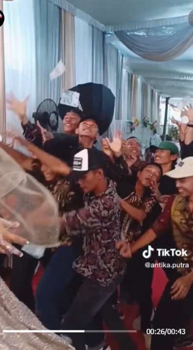 Begini Jadinya Kalau Undang Murid ke Nikahan, Datang Rombongan Langsung Heboh Joget Kuasai Panggung HajatanBegini Jadinya Kalau Undang Murid ke Nikahan, Datang Rombongan Langsung Heboh Joget Kuasai Panggung Hajatan