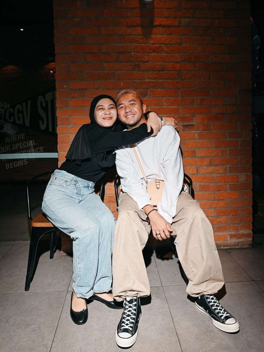 Black Shirt dan Jeans, Outfit Simpel Dian Ayu Saat Kencan Bareng Suami