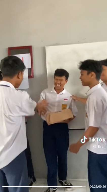 Momen Haru Siswa SMP Patungan Sekelas untuk Beli Sepatu Temannya yang Sudah Usang
