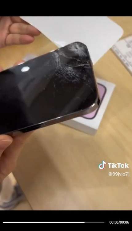 Lagi Unboxing iPhone 14 Pro Max, eh Malah Jatuh: Suaranya Renyah Banget!