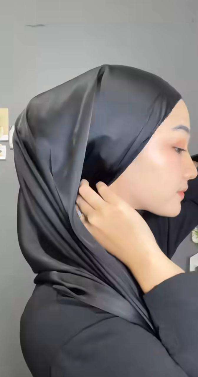 Cara Pakai Pashmina Satin dengan Style Meleyot yang Sedang Tren