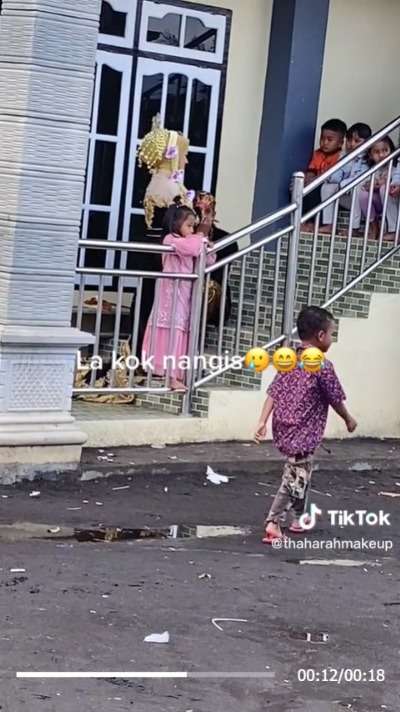 Di Pelaminan Santuy Remas-Remas Tangan Mempelai Wanita, Pengantin Pria Nangis Kejer saat Ditinggal Pulang Orangtuanya