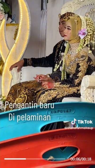 Di Pelaminan Santuy Remas-Remas Tangan Mempelai Wanita, Pengantin Pria Nangis Kejer saat Ditinggal Pulang Orangtuanya