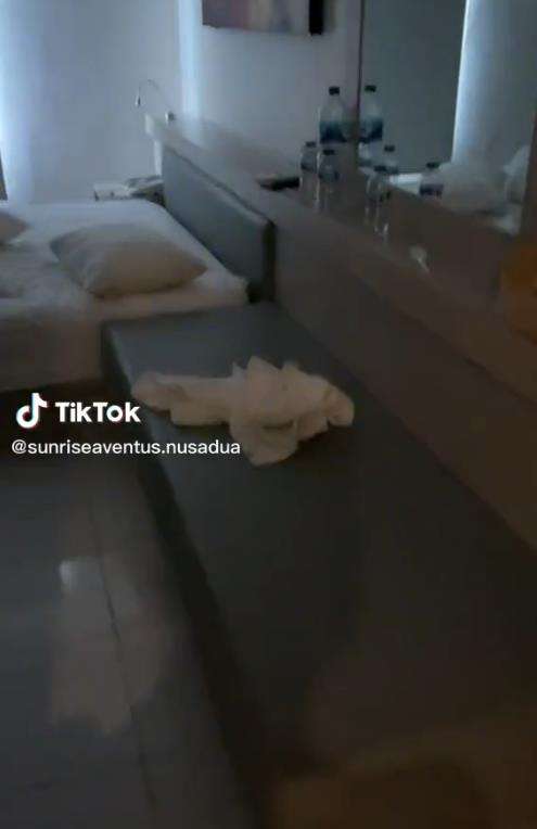 Karyawan hotel dapat pesan berantai dari tamu misterius.