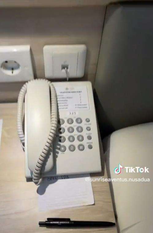 Karyawan hotel dapat pesan berantai dari tamu misterius.