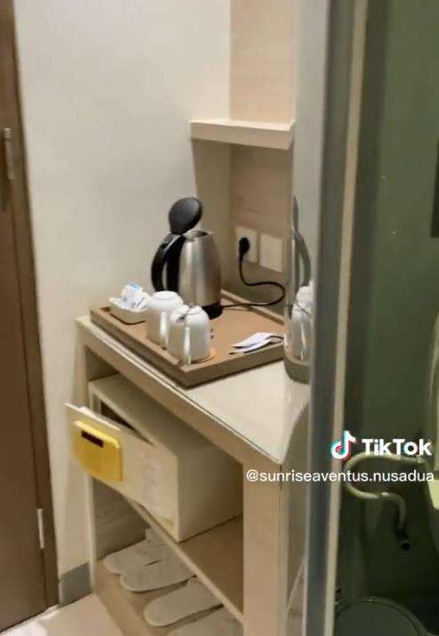 Karyawan hotel dapat pesan berantai dari tamu misterius.