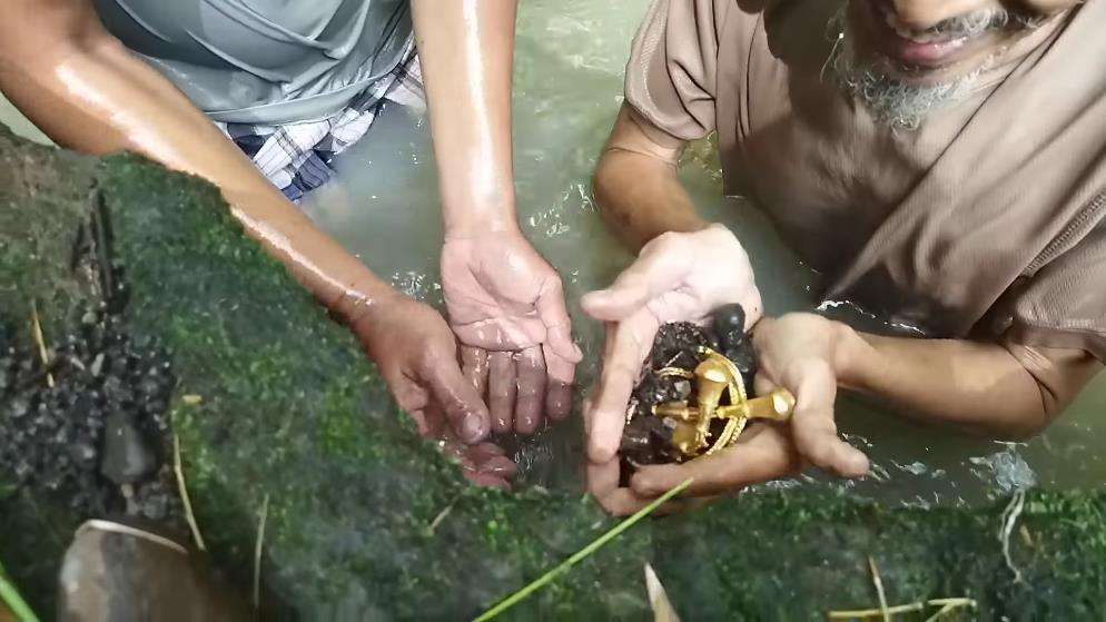 Viral penemuan kalung emas diyakini peninggalan Raja Singasari.