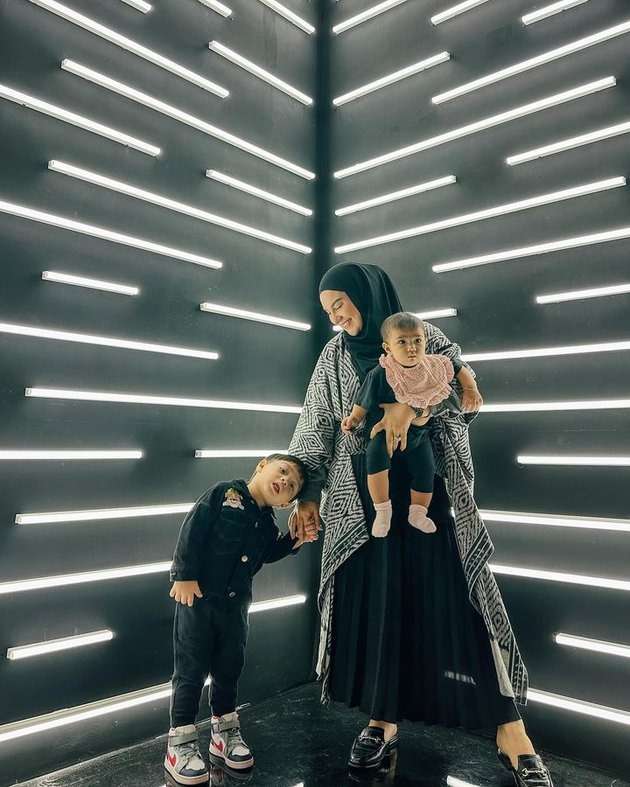 Potret Irish Bella Momong Kedua Anaknya, Kini Harus Sendirian Karena Ammar Zoni Tertangkap Polisi Potret Irish Bella Momong Kedua Anaknya, Kini Harus Sendirian Karena Ammar Zoni Tertangkap Polisi