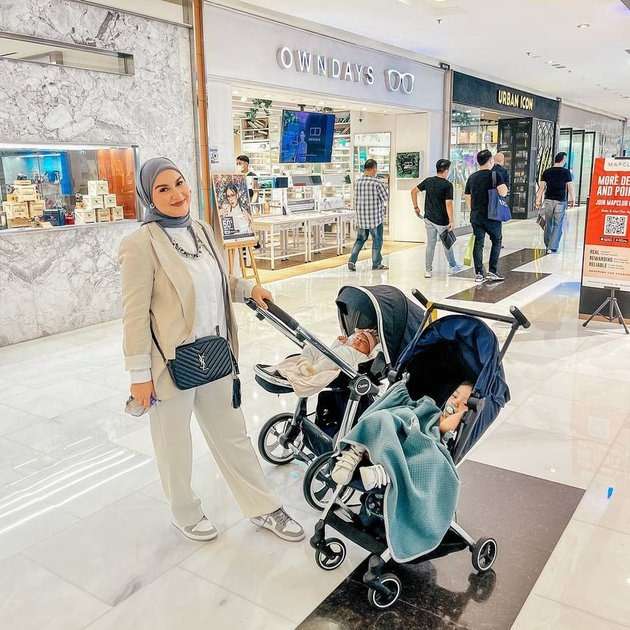 Potret Irish Bella Momong Kedua Anaknya, Kini Harus Sendirian Karena Ammar Zoni Tertangkap Polisi Potret Irish Bella Momong Kedua Anaknya, Kini Harus Sendirian Karena Ammar Zoni Tertangkap Polisi