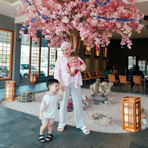 Potret Irish Bella Momong Kedua Anaknya, Kini Harus Sendirian Karena Ammar Zoni Tertangkap Polisi Potret Irish Bella Momong Kedua Anaknya, Kini Harus Sendirian Karena Ammar Zoni Tertangkap Polisi