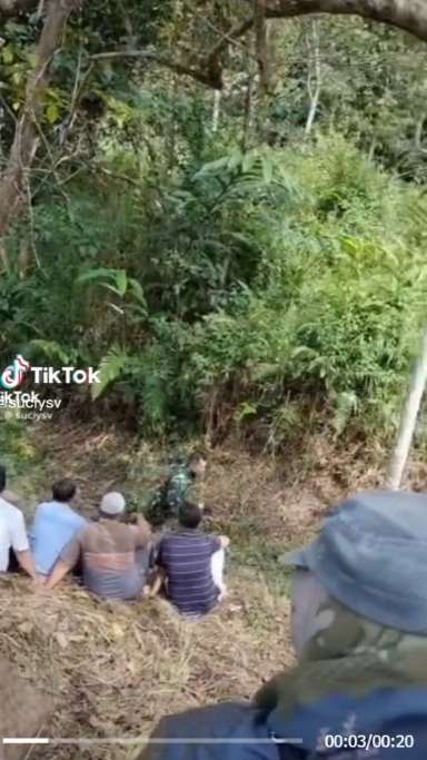 Momen Haru Prajurit TNI Berlari ke Pemakaman Demi Kesempatan Terakhir Melihat Sang Ayah