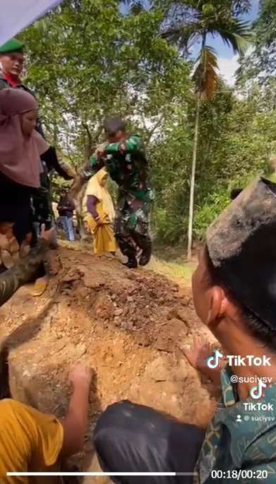 Momen Haru Prajurit TNI Berlari ke Pemakaman Demi Kesempatan Terakhir Melihat Sang Ayah