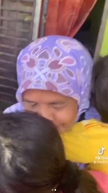 Nenek Kasih Kejutan ke Cucu, Reaksinya Bikin Warganet Iri!