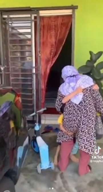 Nenek Kasih Kejutan ke Cucu, Reaksinya Bikin Warganet Iri!