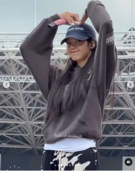 Momen-Momen Soundcheck BLACKPINK di GBK, Lisa Kasih Love Sign Bikin Histeris