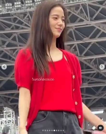 Momen-Momen Soundcheck BLACKPINK di GBK, Lisa Kasih Love Sign Bikin Histeris