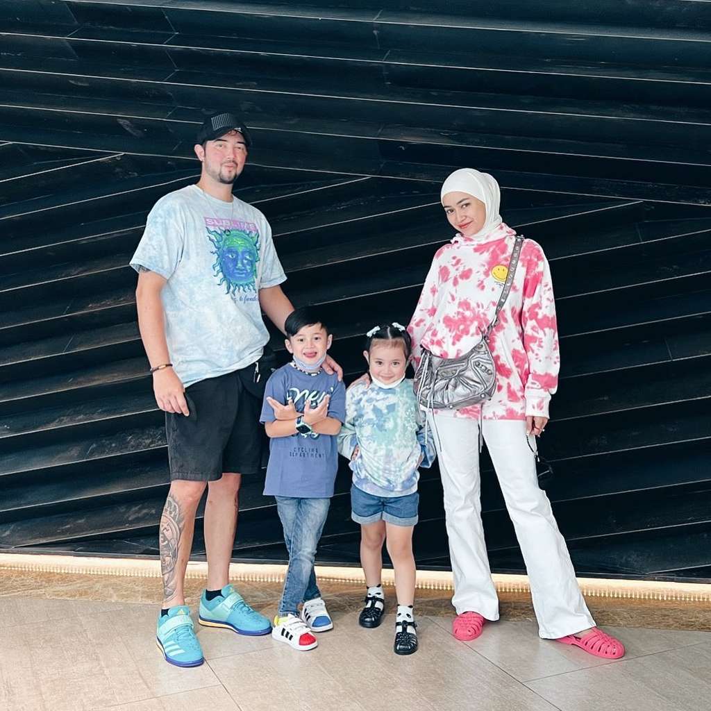 Aryani bersama suami dan kedua anaknya