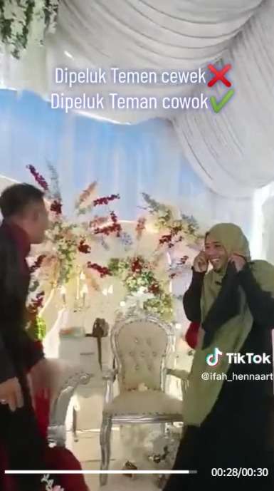 Pengantin Pria Tiba-Tiba Dipeluk Tamu Bercadar, Mempelai Wanita Auto Bingung Sampai Lemas, Eh Ternyata …