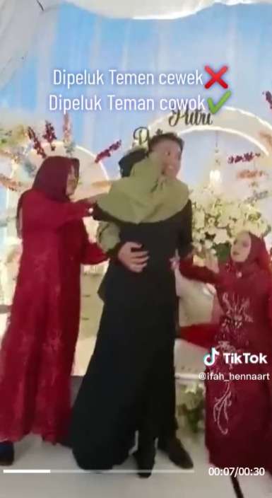Pengantin Pria Tiba-Tiba Dipeluk Tamu Bercadar, Mempelai Wanita Auto Bingung Sampai Lemas, Eh Ternyata …