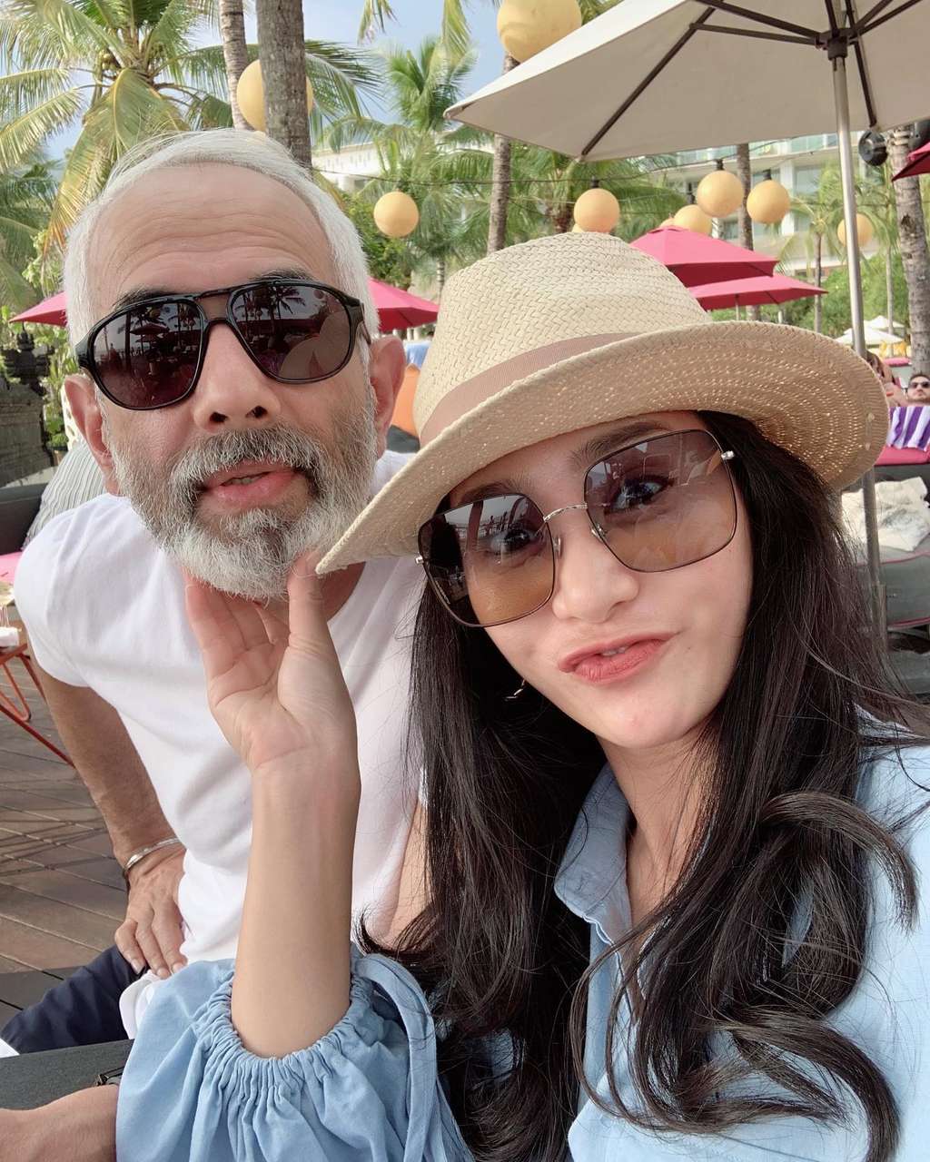 Bunga Zainal dan suami