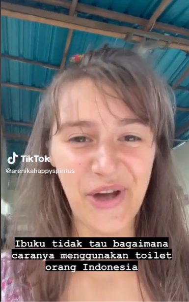 Baru Pertama Kali ke Indonesia, Momen Kocak Bule Pakai Toilet Jongkok Malah Menghadap ke Dinding