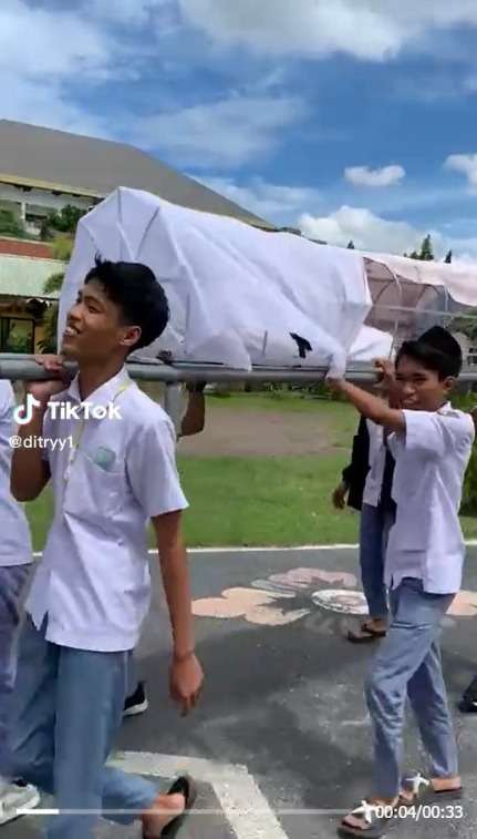 Viral Video Ujian Praktek Agama, Jenazahnya Malah Ngevlog di Dalam Keranda