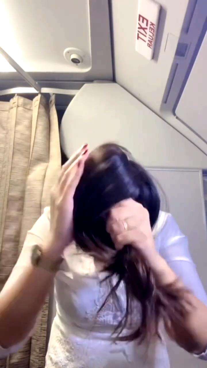 Tata rambut ikonik pramugari.